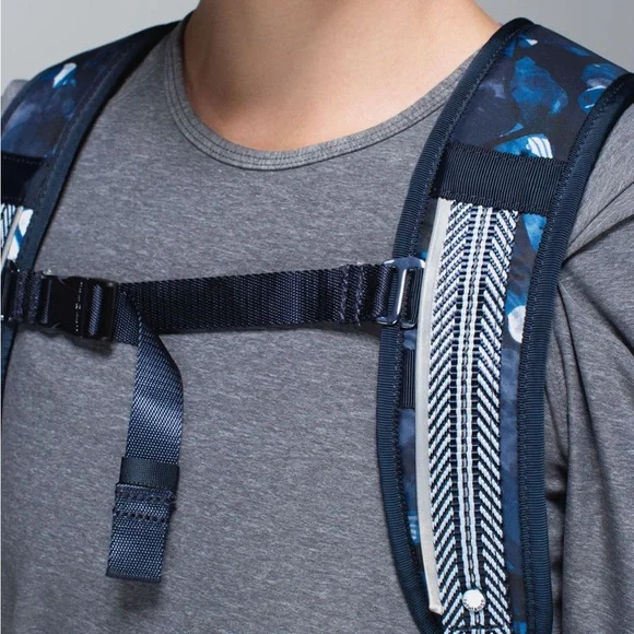 Lululemon Traveling Yogini Rucksack - Picture 4 of 16